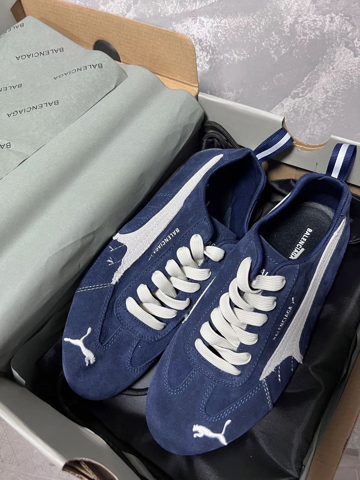 👟👟Ex-factory price 480👟👟 PUMA co-branded Balenciaga: Who knows! This pair of distressed and war-damaged Speedcats are so good-looking. The thin-soled sneakers have been upgraded to 2.0, which destroys the aesthetics of the street. More than half of the classic PUMA stripes on the side of the shoes have been "violently torn". The distressed treatment has a sense of ruined art, and it becomes the focus of the street in seconds! Hot stamping double logo + gold foil size mark on the heel, the details give a high-end feel Code number: 35-44 (45 customized)